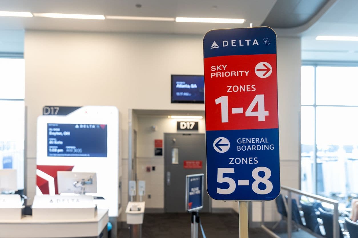 Delta Sky Priority boarding sign at Atlanta airport gate D17, showing priority zones 1–4 and general boarding zones 5–8.